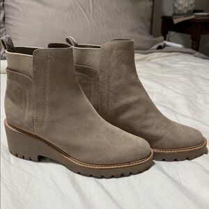 Dolce Vita Taupe Suede Ankle Booties
SIZE 10